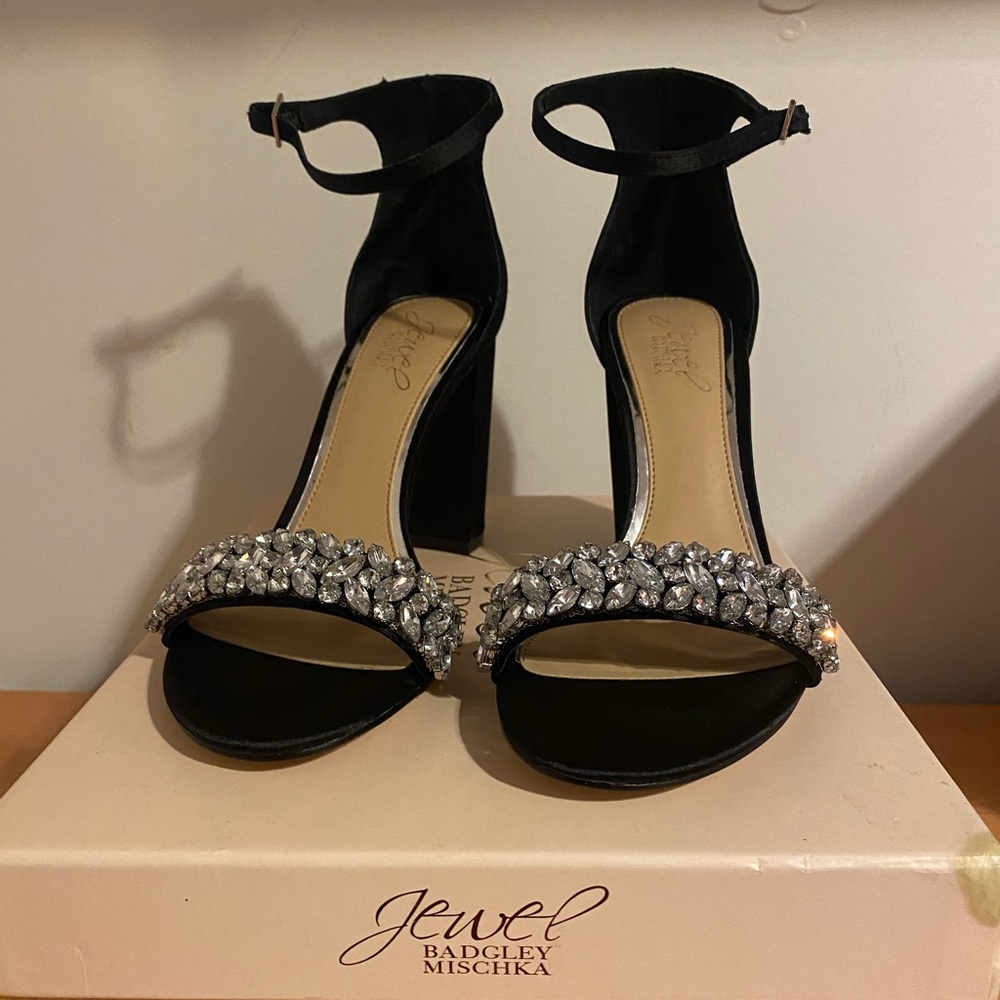 Woman black evening shoe